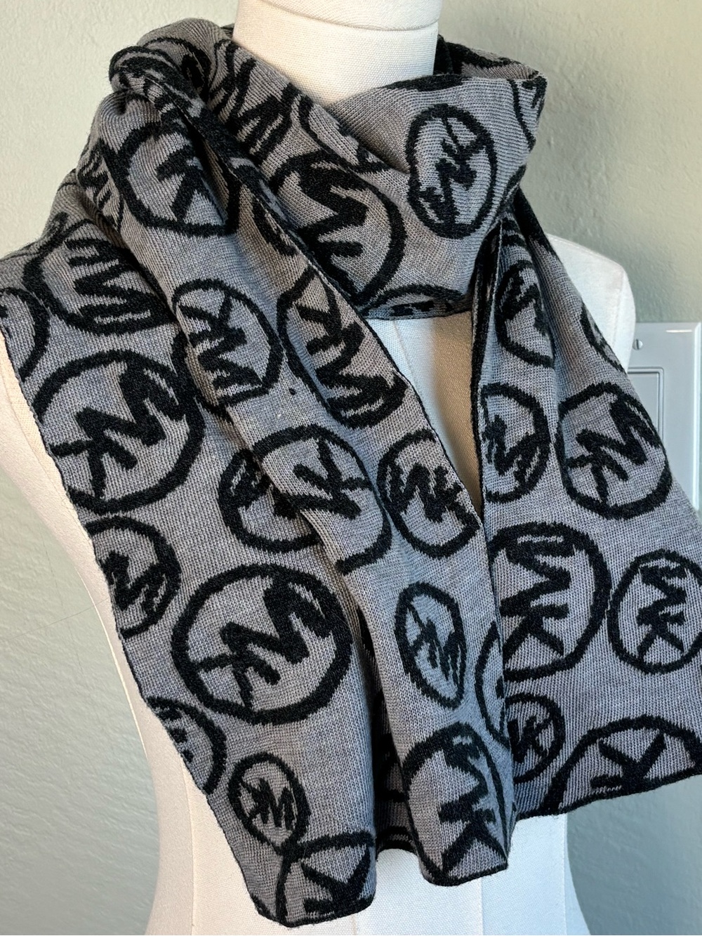 Bundle 2/$30! MICHAEL Michael Kors Reversible Black Gray Knit Scarf Logo